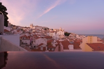 Lisbonne se pare de ses plus belles couleurs à la lumière rosée du soleil couchant.
