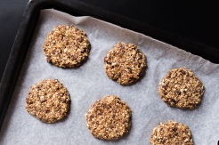 Façonnage des cookies avec la même base de pâte que celle utilisée pour les Energy Balls.