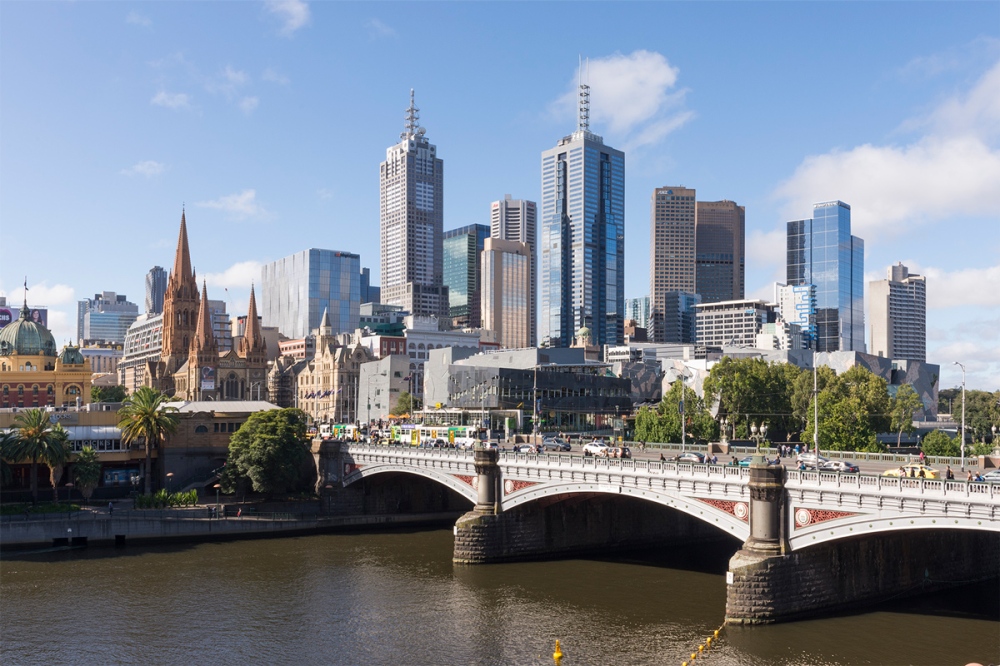 Photographie de face du centre des affaires de Melbourne avec tous ses buildings.