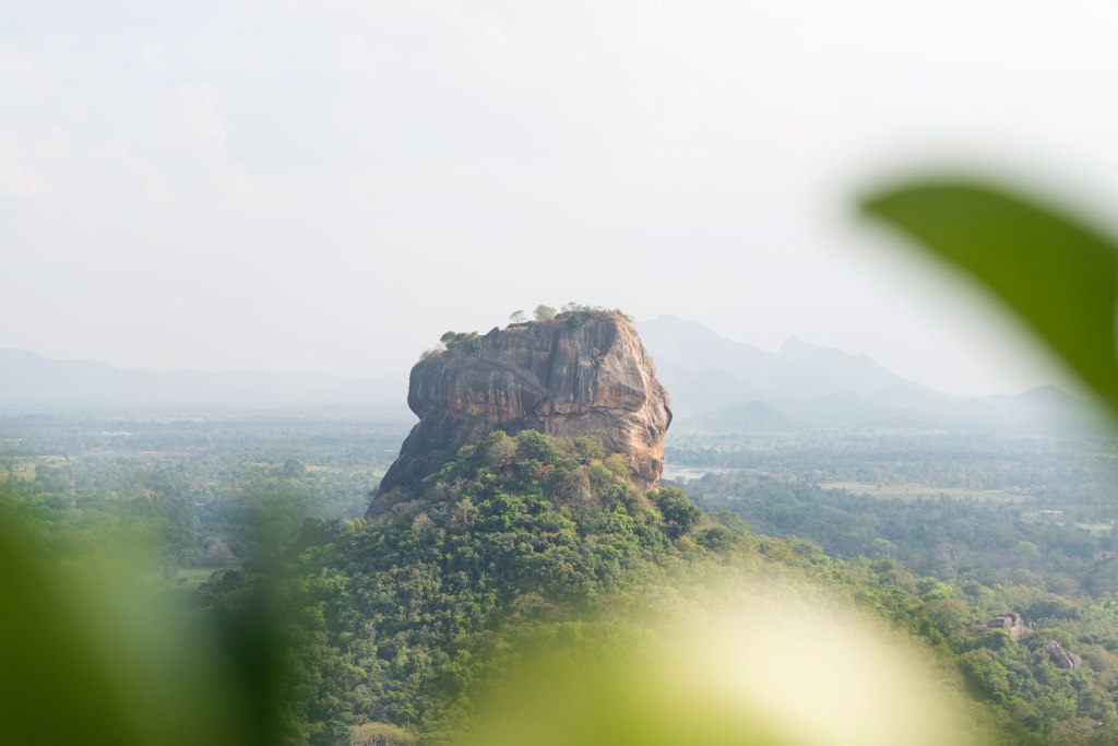 Photo de la roche de Sigiriya vue de face.